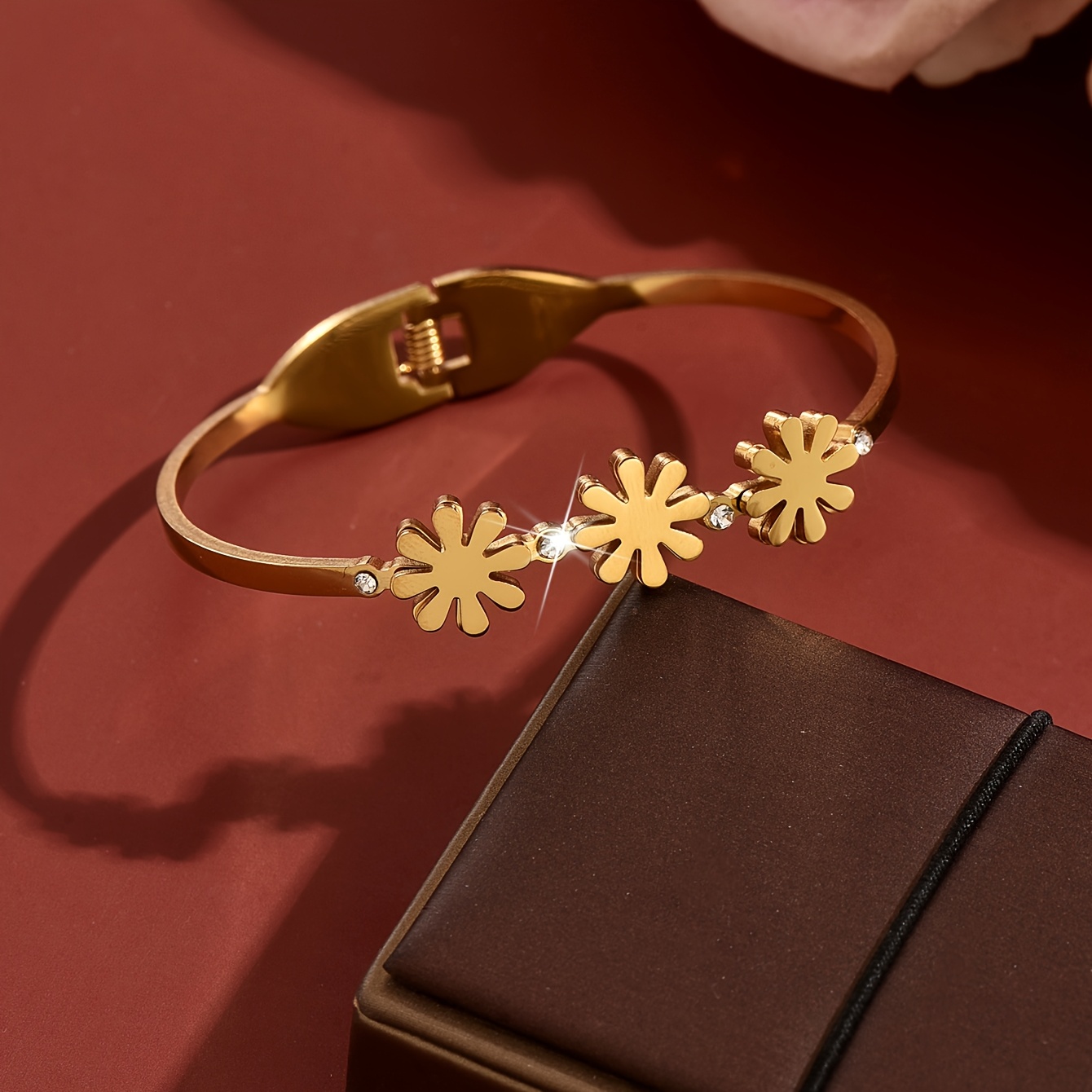 Women's Daisy-Shaped Decorative Bracelet, Light Luxury Design